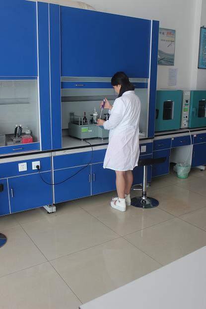 科控實驗室員工檢測潤滑油圖片 科控實驗室員工檢測潤滑油圖片